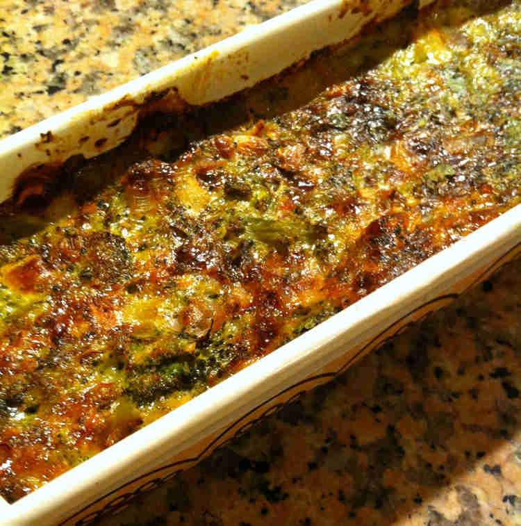 פשטידת ברוקולי בצלים ועשבי תיבול חלבית ללא קמח דיאטטית