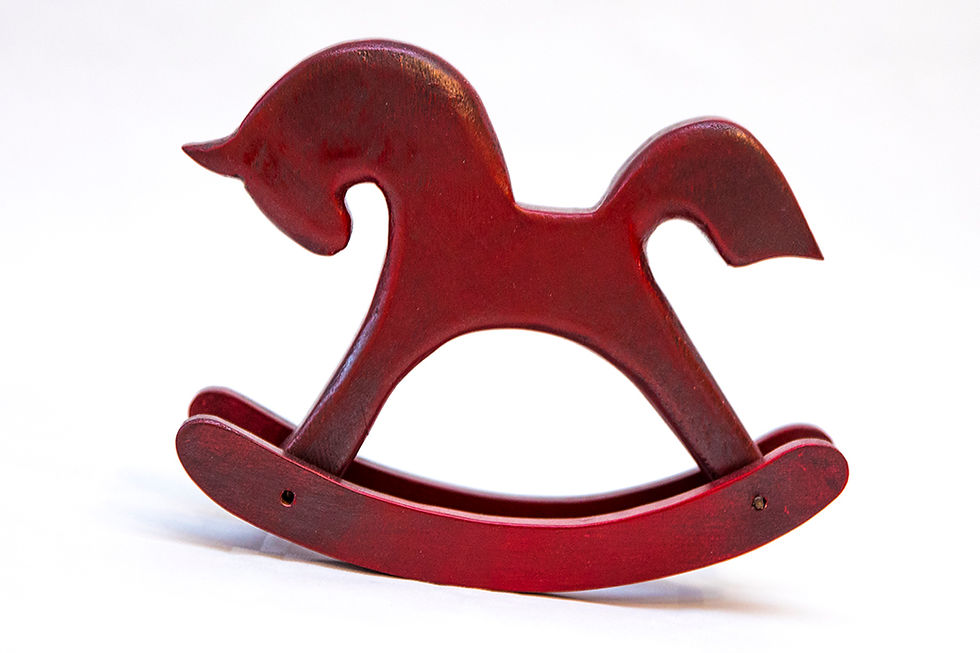 Miniature : Petit cheval à bascul. Rouge patiné, effet vieilli.