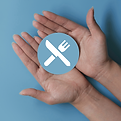 Manos de hombre con una ícono de cubiertos para nutrición