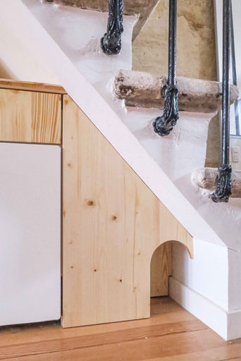 Bibliothèque sous escalier