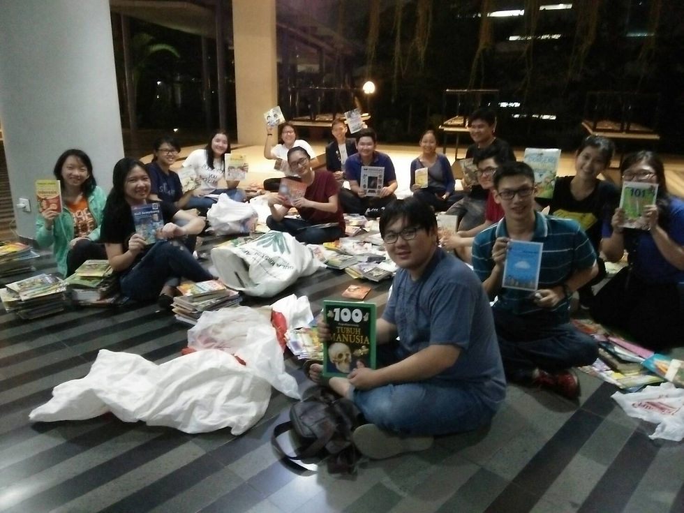 Panitia mensortir buku donasi || sumber : dok. Social Designee