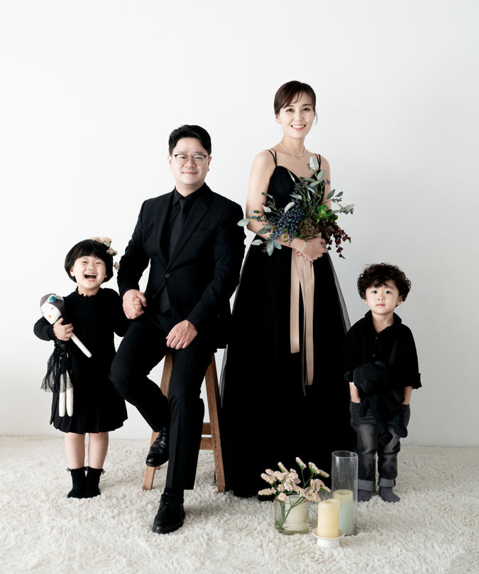 대구가족사진스튜디오 오월의필름 세련된 블랙 드레스를 맞춰 입은 네 식구 리마인드 웨딩 가족사진