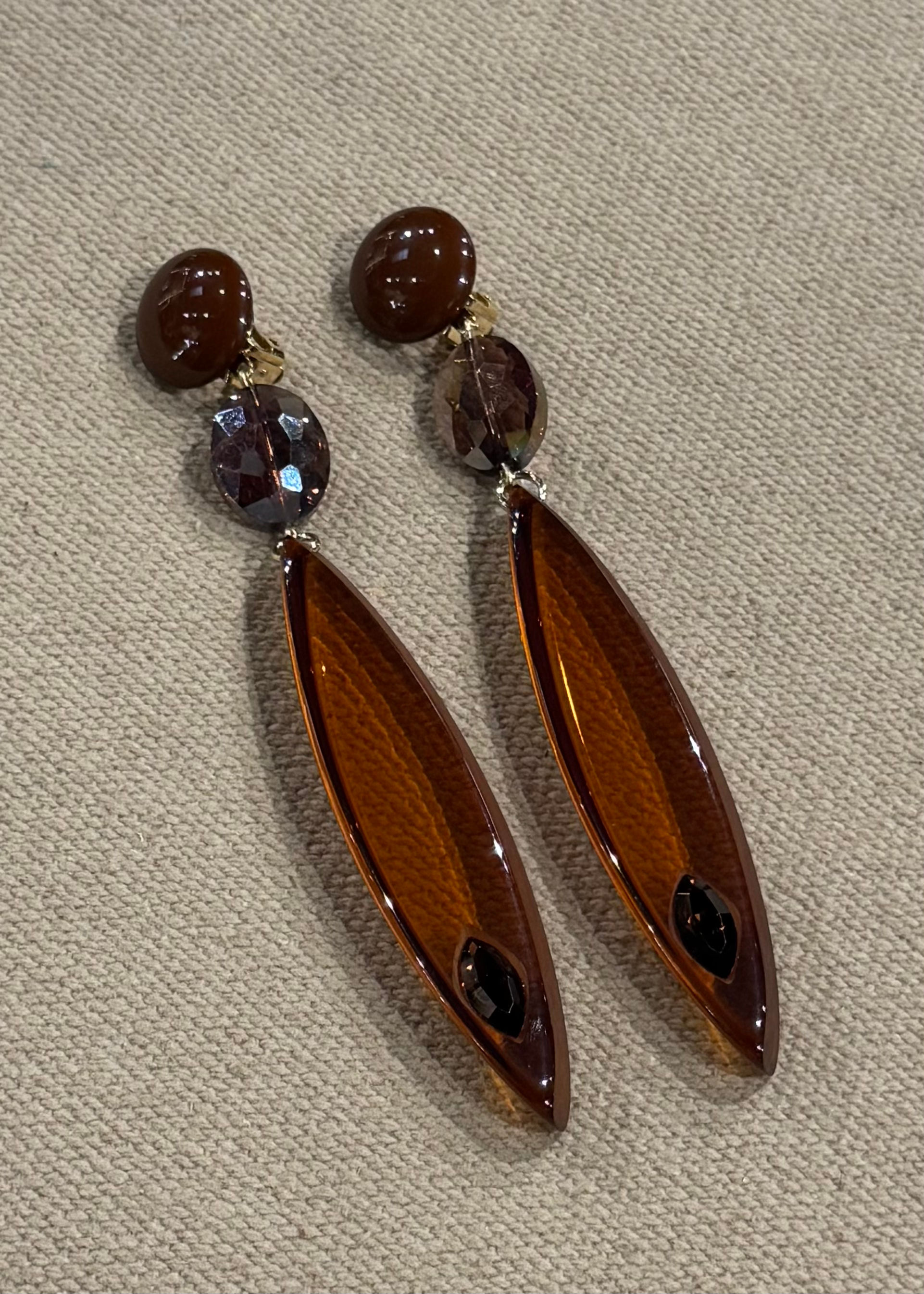 Francine Bramli boucles d’oreilles clips plume marron