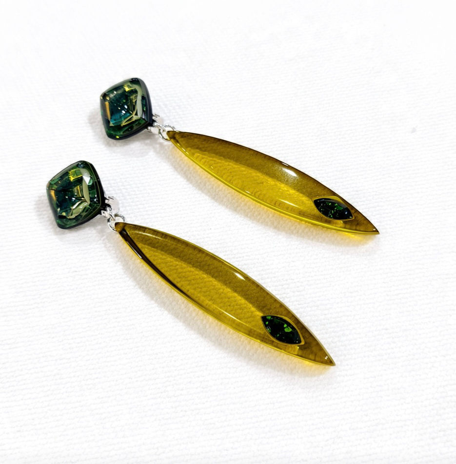 Francine Bramli boucles d’oreilles clip plume verte