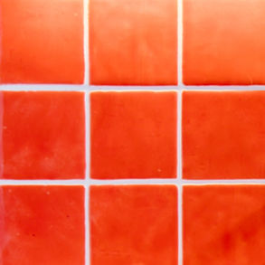 Moderne badkamer met oranje tegels