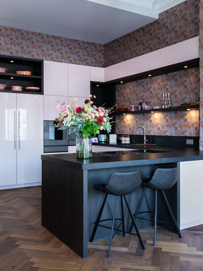 Unieke lichtroze hoogglanskeuken met luxe inbouwapparatuur