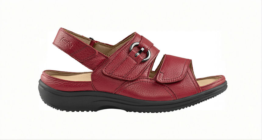 Roter Damen-Sandalen. Verstellbare Riemen. Orthopädie-Schuhtechnik. Komfort und Unterstützung für den Fuß.