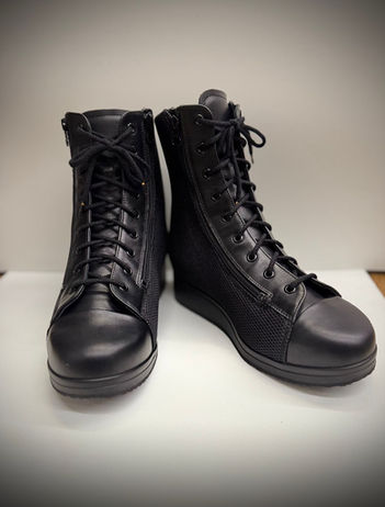 Schwarze orthopädische Stiefel, Schnürsenkel und Reißverschluss, für Komfort und Unterstützung.