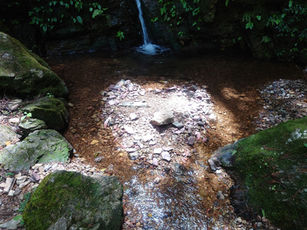 歩いていた方におすすめされた「滝沢の滝」よい場所