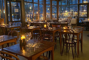 Paté Paté er en af Kødbyens ældste restauranter og en institution i lækker mad og vin. De gør en stor dyd ud af at forny og fortolke deres menu, så den lægger sig opad sæsonens råvarer men også har plads til klassikere. De samler inspiration fra hele verden, men har en forkærlighed for Frankrig og Spanien samt krydderier fra bl.a. Nordafrika. På Paté Paté står den på casual dining og Kødby-stemning i flere forskellige niveauer. Du får en hyggelig og afslappet stemning med plads til sjov. I weekenden skrues der gerne op for musikken, så du kan blive efter middagen og dykke ned i deres omfattende vinkort med skatte fra Husted Vin samt lækre drinks, forfriskende cocktails og et udvalg af øl. Leder du efter det perfekte sted at holde din næste fødselsdag eller firmaevent, har Paté Paté også to private spisestuer, man kan booke, med plads til op til 50 personer.