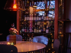 I kernen af Nørrebro, lige overfor Assistens Kirkegård, finder du Gaarden & Gaden med hyggelige og imødekommende omgivelser indenfor samt et rummeligt uderum på den summende Nørrebrogade. Gaarden & Gaden er en bar lige så meget som en restaurant. De serverer både morgenmad, frokost og aftensmad med inspiration fra hele verden. Det er roligere om dagen, men livligt om aftenen, ofte med musik fra højtalerne eller en live-dj. Nyd din mad med en øl, en drink eller en delikat vin fra det brede udvalg af naturvin.