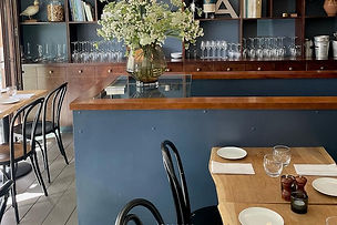 Le Lac er en moderne bistro i hjertet af Østerbro, opkaldt efter søerne, som kan skimtes i horisonten. Her finder du klassisk fransk mad med et moderne tvist. Håndværket er i fokus med en hyldest til de traditionelle tilberedningsmetoder, som de 3 ejere mener er ved at blive glemt. Ambitionerne er høje, og målet er at tilbyde deres gæster mere end et måltid - de vil give en oplevelse, som du vil huske og komme igen for. De er kreative i opbygningen af deres menu, som skifter jævnligt og tager udgangspunkt i sæsonens tilgængelige råvarer. Hertil finder du et bredt udvalg af gode vine, som strækker sig udover Frankrigs grænser. Hos Le Lac vil du blive mødt af et personale der går op i at værne om deres stamgæster, ligesom de tager sig tiden til at byde nye velkommen. 