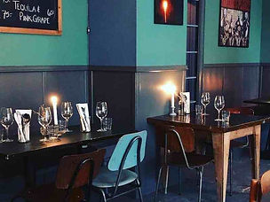 Omar er et hyggeligt, intimt og imødekommende spisested på Nørrebro, som tiltrækker et lokalt publikum. Der er ingen dogmer i køkkenet, og på menukortet finder du retter fra hele verden samt et bredt udvalg af vine. Vælg deres menu, som serveres i family-style eller gå à la carte. Menuen skifter efter sæson samt stemningen i køkkenet. Hos Omar har de fokus på godt gammeldags værtskab, og du bliver mødt af et glad og imødekommende personale. Har du allerede spist, er du også velkommen til at kigge forbi til en øl eller en kop kaffe i baren for at nyde stemningen.