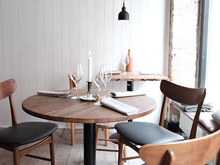 Hos Ancestrale er missionen at servere unikke vine og harmonisk mad. I denne mission er økologi i spidsen og skarpt efter følger bæredygtige initiativer. De arbejder tæt sammen med deres leverandører og i samarbejde med dem, følger de sæsons kommen og gåen, hvilket afspejles i maden såvel som i udvalget af vin og cocktails. Ancestrale er både en vinbar og restaurant, hvor du kan nyde et glas vin eller en cocktail før du skal videre i byen, men du kan også vælge at nyde en hel middag her. Menuen skifter jævnligt, så hold øje på deres hjemmeside eller sociale medier.