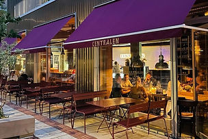 I den nye, moderne bydel i Nordhavn finder du Centralen. Her er vinen i centrum og de beskriver selv, at de består af alt det gode i livet. De er en livsnydende blanding af vinbar og vinbutik, hvor du kan forkæle dig selv med et fantastisk udbud af gode vine fra Husted Vin samt lækre delevenlige småretter bestående af diverse oste, pølser, patéer mm. Her er plads til hygge, hjertevarme og fest i hverdagen. De har et tæt samarbejde med lokale leverandører og finder du en god vin til din middag, kan du købe noget med hjem til samlingen. Prøv et glas af ugens udvalgte vin til en god pris. Centralen har også god plads til større selskaber, hvis du leder efter det perfekte sted at holde et privat arrangement som fødselsdage og firmaevents.