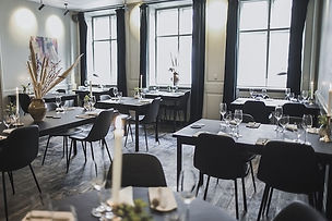 Den populære Bib-Gourmand restaurant, Marv & Ben, holder til i en hyggelig lejlighed i to etager i den brostensbelagte Snaregade – en af Københavns ældste gader tæt på Gammel Strand. Her inviteres du indenfor til nordisk gastronomi, hvor alt er tilberedt fra bunden med en oprigtig nysgerrighed efter nye smagsoplevelser og teksturer. Alt er lavet af de bedste lokale råvarer fra små producenter med så meget økologi som overhovedet muligt og en dyb respekt for naturen. Vinkortet byder på et alsidigt udvalg af spændende vine – både biodynamiske, økologiske og konventionelle vine samt naturvine. Du får god og kompetent betjening fra et personale der går op i, at du vil huske dit måltid hos Marv & Ben som nærværende og rart.