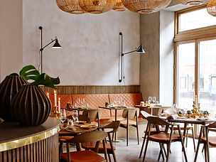 Hos Kiin Kiin Bao Bao er den asiatiske inspiration tydelig, især fra Taiwan og Korea, men med et klart nik til dansk design i interiøret. Bestil et udvalg af deres lækre retter og nyd dem, mens du synker tilbage i de buede træstole i en af ​​cognac-lædersofaerne. En følelse af luksus, men til en meget imødekommende pris. Prøv dertil et glas autentisk koreansk vodka eller Kiin Kiins egen Mikkeller-øl.