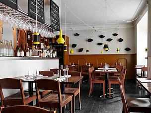 Mêlée ligger på en lille sidegade til Gammel Kongevej og er en del af Frederiksbergs lokale latinerkvarter. Mêlées køkken er klassisk fransk - en tidløs bistro, der serverer mad med personlighed og kant, på den franske måde, hvor det er naturligt at spise tre-fire simple retter. Retterne er vellavede med årstidens bedste råvarer, og tilbyder en komplet madoplevelse. Vinkortet består hovedsageligt af franske vine, men der er også plads til at gå på opdagelse udenfor Frankrig. I Restaurant Mêlée er bordene tæt på hinanden, og du bliver budt velkommen af ​​travle, men kompetente tjenere, der kender menuen og vinene, og som er på fornavn med mange af gæsterne.
Mêlée er blevet belønnet med Bib Gourmand af Michelin.