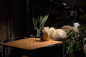 Moderne mexicansk restaurant i hjertet af Vesterbro. Menuen består af snacks, et bredt udvalg af favorit retterne, desserter og cocktails. Hos Sanchez laver de mad for at forbedre smagen af ​​majs, chili og mexicanske krydderier i en række forskellige retter, der er en del af deres kulturelle identitet - med et twist til at tilpasse og nå ud til den nordiske kultur. Til deres majsprodukter bruger de kun Heirloom Corn. De får denne majs fra flere samfund i Mexico, som bruger traditionelle landbrugsteknikker til at dyrke økologiske og bæredygtige afgrøder. Sanchez tror på at være socialt ansvarlige i den måde, de henter og repræsenterer de ingredienser, der kommer fra Mexico. "Uden dem kunne vi ikke gøre, hvad vi gør".

Fotos: @masonmoore, @bretthahn, @linekrohn og @bellabarcelone