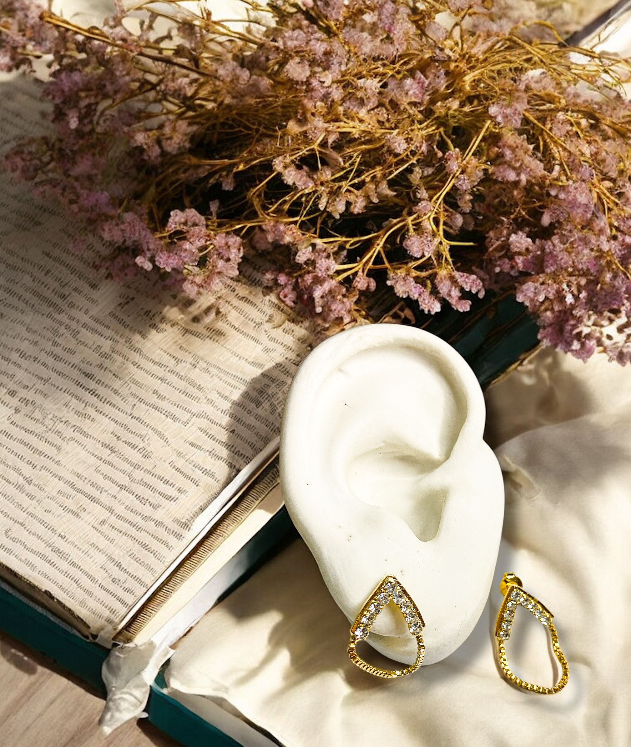 Brinco Design em "v" cravejado