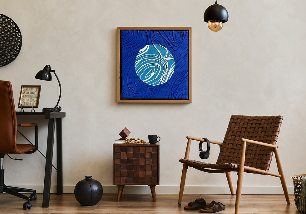 Modern yaşam alanında sergilenen Azure Flow No.1 el yapımı dokulu duvar tablosu.
