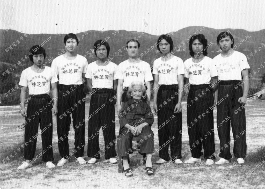 當年莫桂蘭師母與陳志強師傅(左一)及眾師兄弟之合照