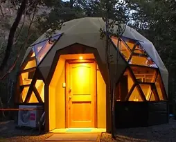 domo geodésico de madera.