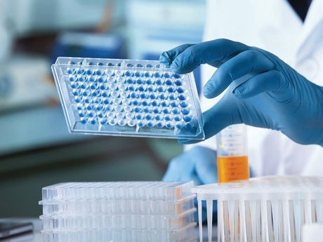 lustrasi pengujian laboratorium kit ELISA untuk deteksi residu antibiotik pada sampel produk perikanan ekspor.