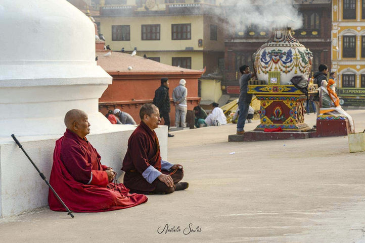Deux moines du Népal en méditation devant un stupa

Deux moines du Népal en méditation devant un stupa