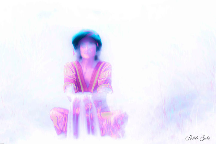Photo artistique de mains formant un calice. Elle symbolise l'accueil de lumière et d'énergies pour une renaissance spirituelle. Idéal pour art méditatif, bien-être et spiritualité