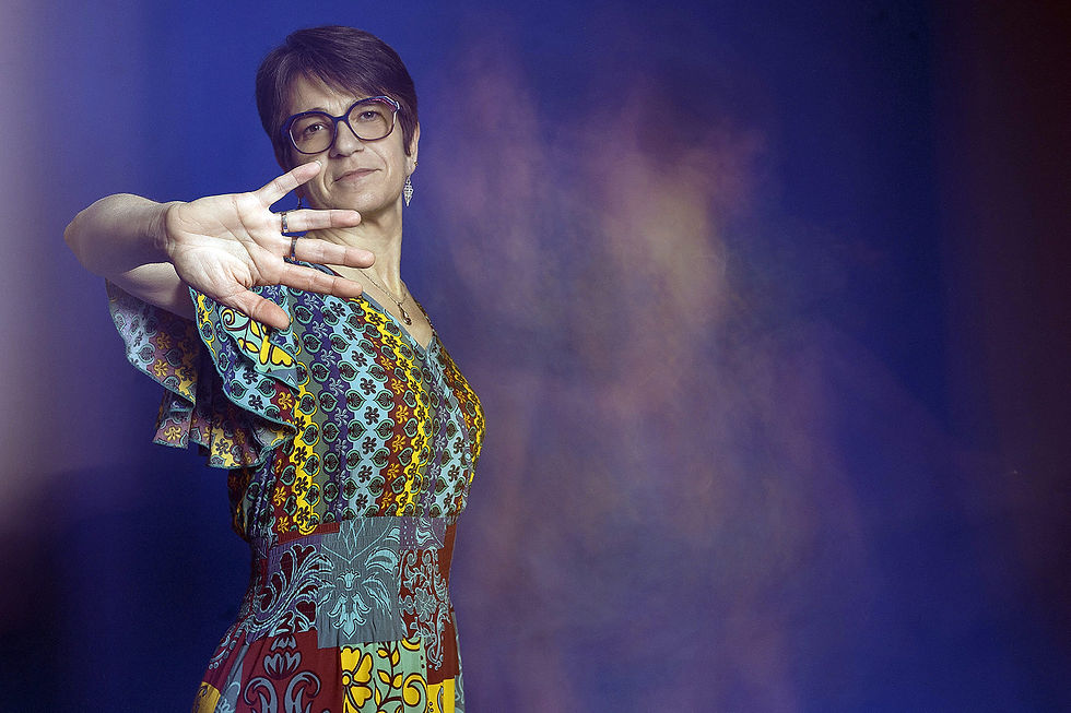 Portrait d’une femme affirmant ses limites, symbole de bien-être et d’écoute de soi. Maman consciente de ses besoins, levant la main pour dire STOP à l’épuisement et retrouver sa force intérieure.