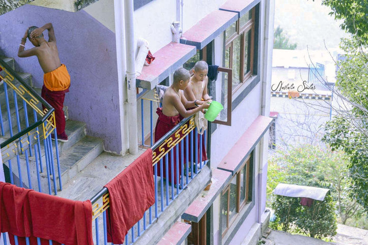Jeunes moines du Népal dans leur vie quotidienne au monastère