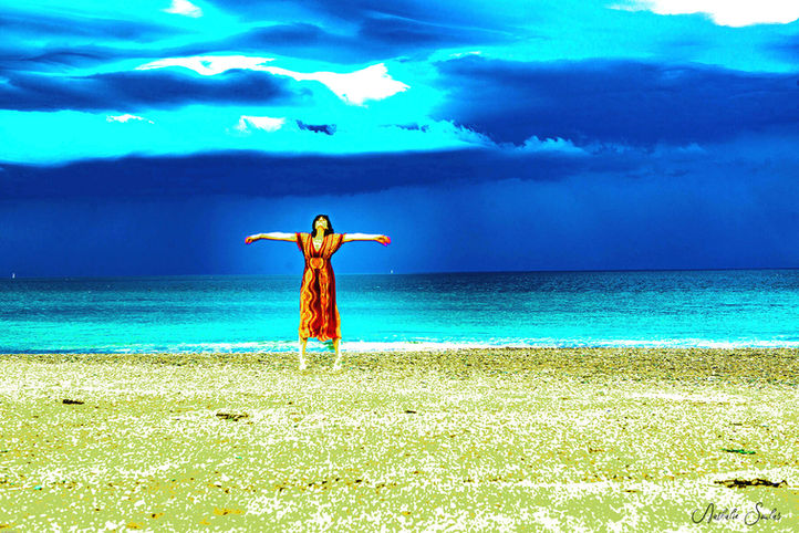 𝐋'𝐀𝐩𝐩𝐞𝐥
Face à l’horizon qui l’appelle,
elle sent naître une étincelle :
la mémoire d’une force ancienne
qui murmure au cœur de l’âme humaine.
𝐋'𝐄́𝐥𝐞́𝐯𝐚𝐭𝐢𝐨𝐧
Ses pas se détachent de la terre,
son souffle s’ouvre à la lumière.
Guidée par l’invisible présence,
elle s’élève vers la transcendance.
𝐋𝐚 𝐂𝐨𝐦𝐦𝐮𝐧𝐢𝐨𝐧
Entre la mer et le ciel en miroir,
elle s’unit au vent et à l’espoir.
Son âme danse avec l’infini,
dans l’harmonie de l’énergie.
𝐋𝐚 𝐑𝐞́𝐯𝐞́𝐥𝐚𝐭𝐢𝐨𝐧
Dans cet instant d’éternité,
elle découvre sa vérité :
pont sacré entre ciel et terre,
messagère de l’univers.
✨ En chacun de nous existe ce moment sacré, où l’âme se souvient qu’elle peut s’élever au-delà du monde terrestre pour toucher l’essence de la vie.