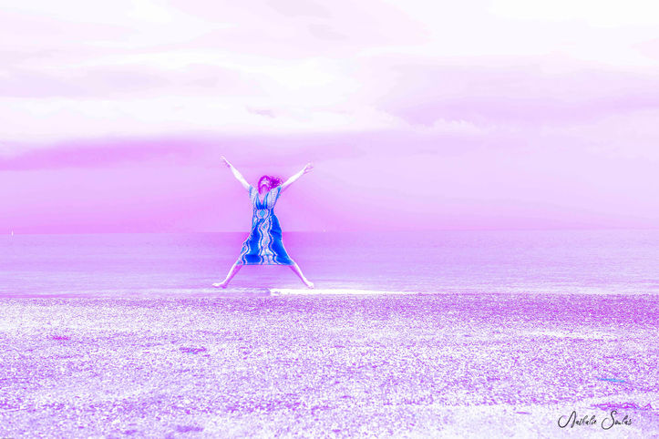 Photo artistique et spirituelle. Une silhouette s'abandonne à des couleurs vibrantes, symbolisant la connexion spirituelle et la renaissance. Idéal pour art abstrait, bien-être et spiritualité