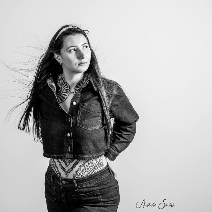 introspection, transformation, contemplation, nouvelle version, évolution, regard pensif, mains sur les lombaires, changement, anticipation, calme, acceptation, potentiel.