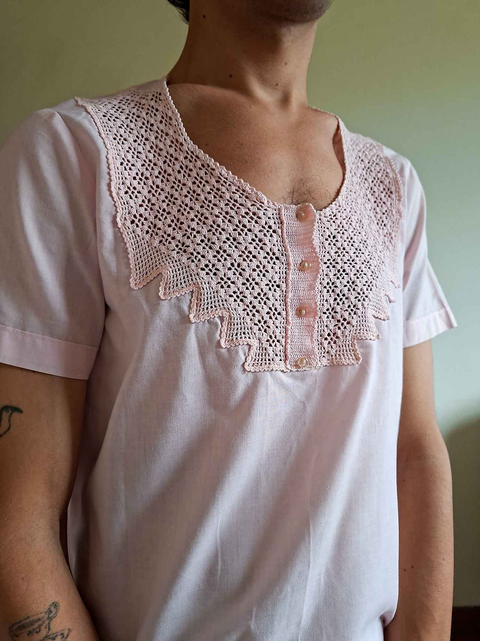 Miniatura: Camiseta Vintage com gola com crochê artesanal rosa (tam P)