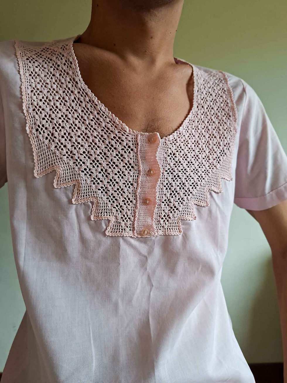 Miniatura: Camiseta Vintage com gola com crochê artesanal rosa (tam P)