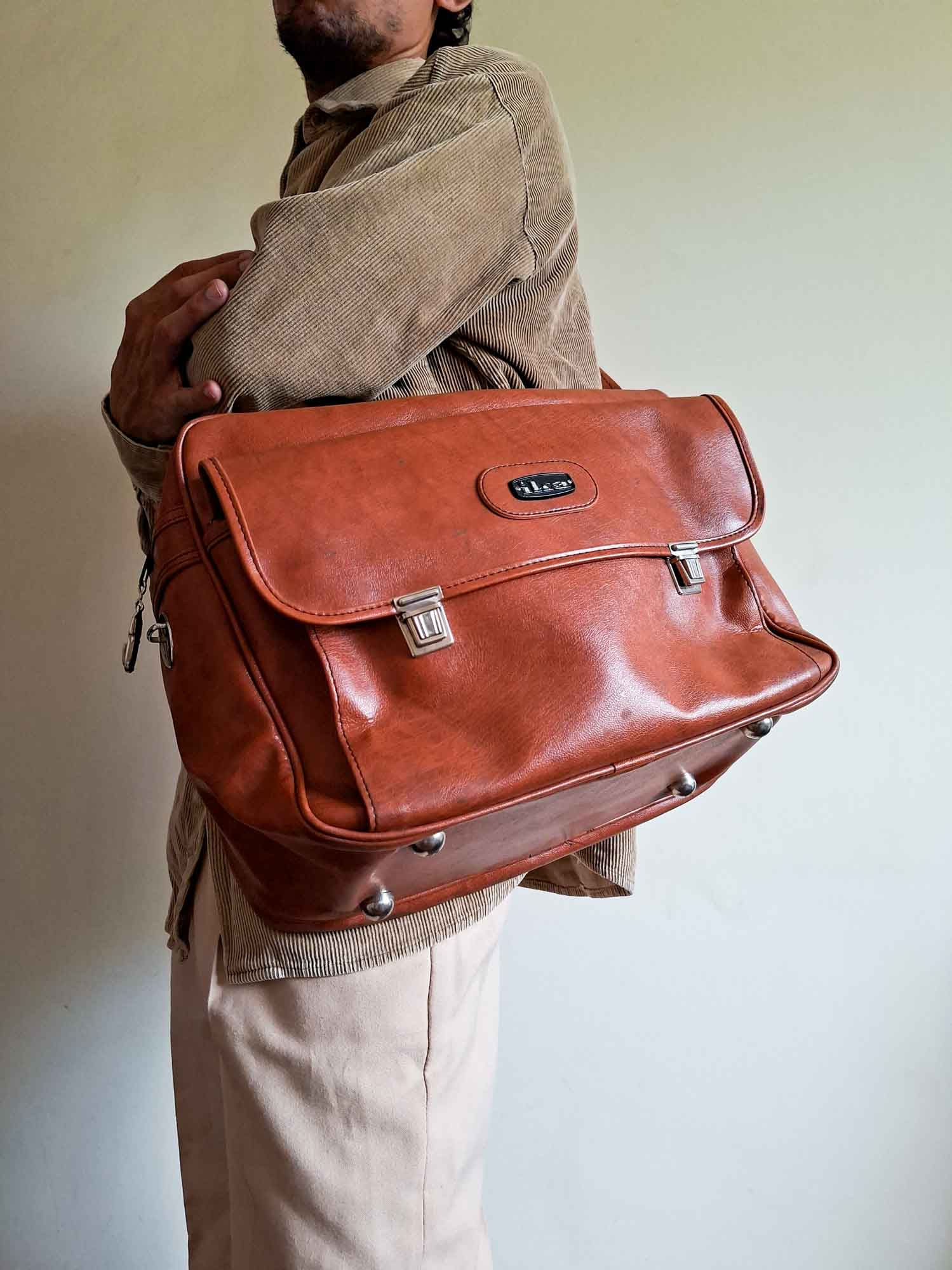 Bolsa vintage Ika em couro legítimo.