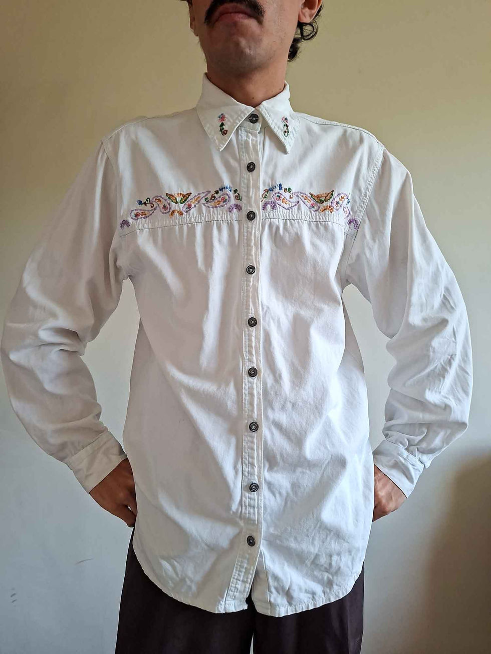 Miniatura: Camisa Vintage K Garcia com bordado de flores (tam M)
