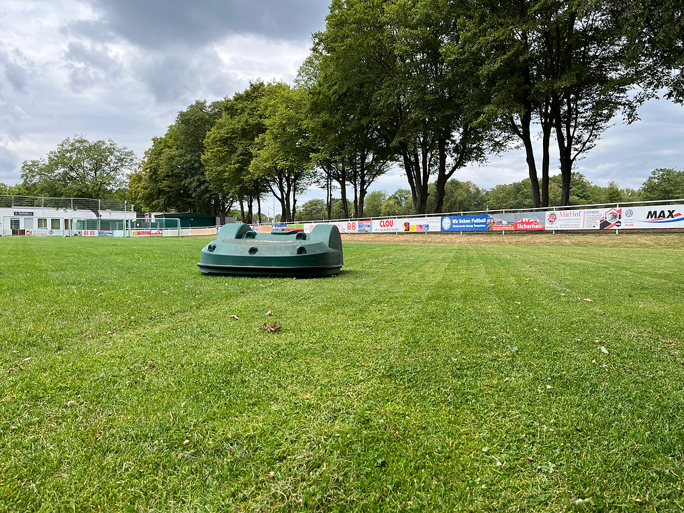 Mähroboter auf Sportplatz für Vereine und Kommunen