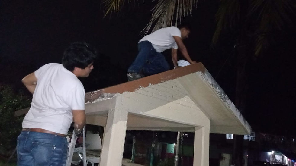 Tuxpan, Ver .- Hay voluntad del personal del ayuntamiento que trabaja arduamente no solo de día también de noche con entusiasmo y un gran compromiso de devolverle la vida a espacios públicos, jardines y parques.