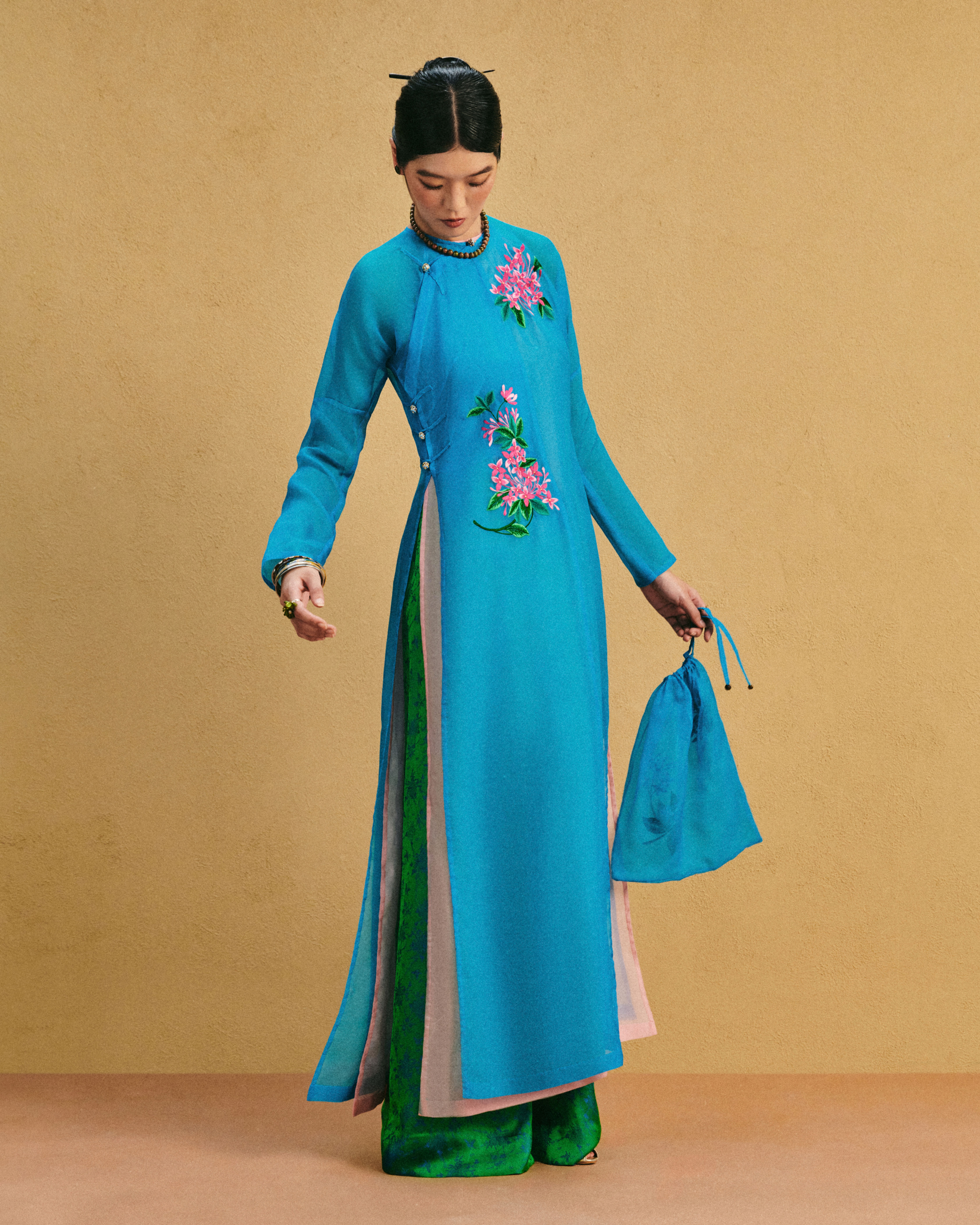 trang organza ao dai (color embroidery)