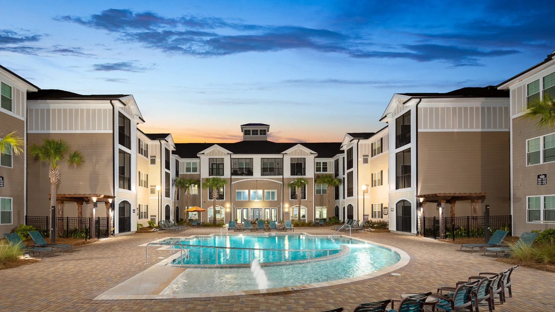 The pool and courtyard at Abberly Crossing Apartment Homes, a pet-friendly apartment complex in Charleston, SC