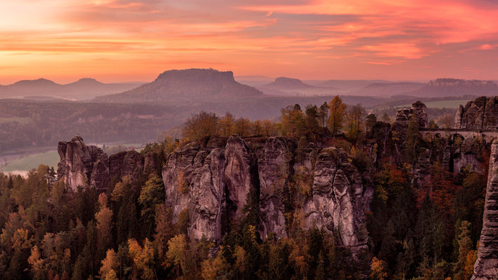 Skalní vyhlídka, východ slunce, sunrise, mlhy v údolí, fog, fogs, podzim, hora, stromy, autumn, mountains, trees, CZ, Česko, jpeg, jpg, picture, obrázek, photo, photography, foto, fotka, fotografie, skály, kameny, most, hory, východ slunce, vyhlídka, most, bridge. 