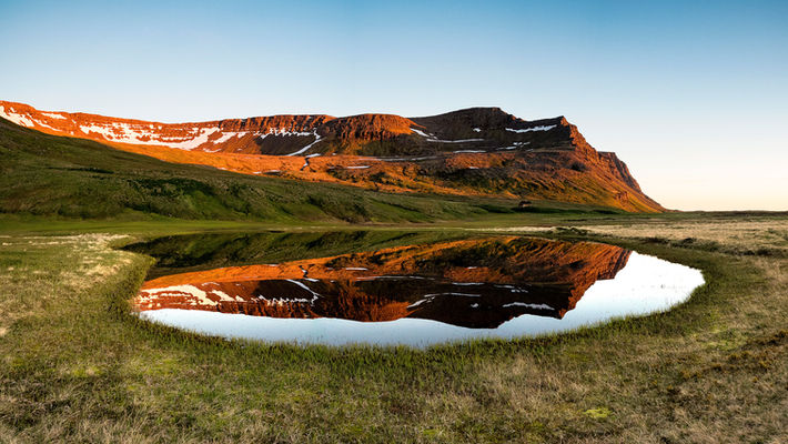 Photo, photography, fotka, foto, totky, fotografie, nature, příroda, svět, cestování, travel, world, Island, Iceland, Hornstrandir, Fljótsvatn, ráno, morning, jezírko, jezero, hora, mountain, water, voda, odraz, obloha. 