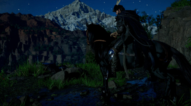 Personagem com roupas escuras montado em um cavalo preto. Está de noite e o cenário é composto por montanhas rochosas e uma montanha maior ao fundo coberta de neve.