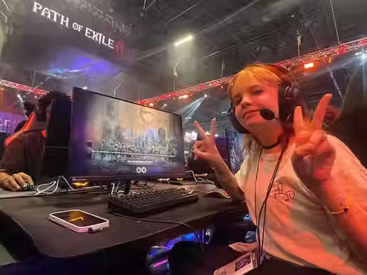 Jornalista Iara Vilela imitando o meme de Kelly Key enquanto joga Path of Exile 2