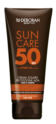 La crema solar SPF50+ especial rostro de Deborah Bioetyc protege del sol, y además previene la aparición de manchas oscuras y atenuar las manchas ya existentes. Contiene filtros solares UVA – UVB físicos y químicos para proteger de la radiación ultravioleta. Es hidratante y antioxidante gracias al HYDRA 24 COMPLEX. Resistente al agua. (13,20€)