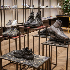 Optimista y brillante, asà es la colección futurista para hombre O/I 2019 de Jimmy Choo