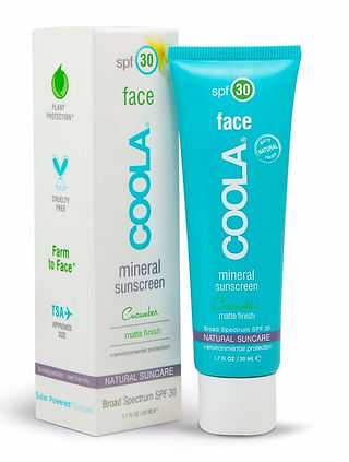 Para rostro, acabado mate. Delicadamente perfumada con notas naturales de pepino. Para pieles normales, mixtas y grasas.
(39€)